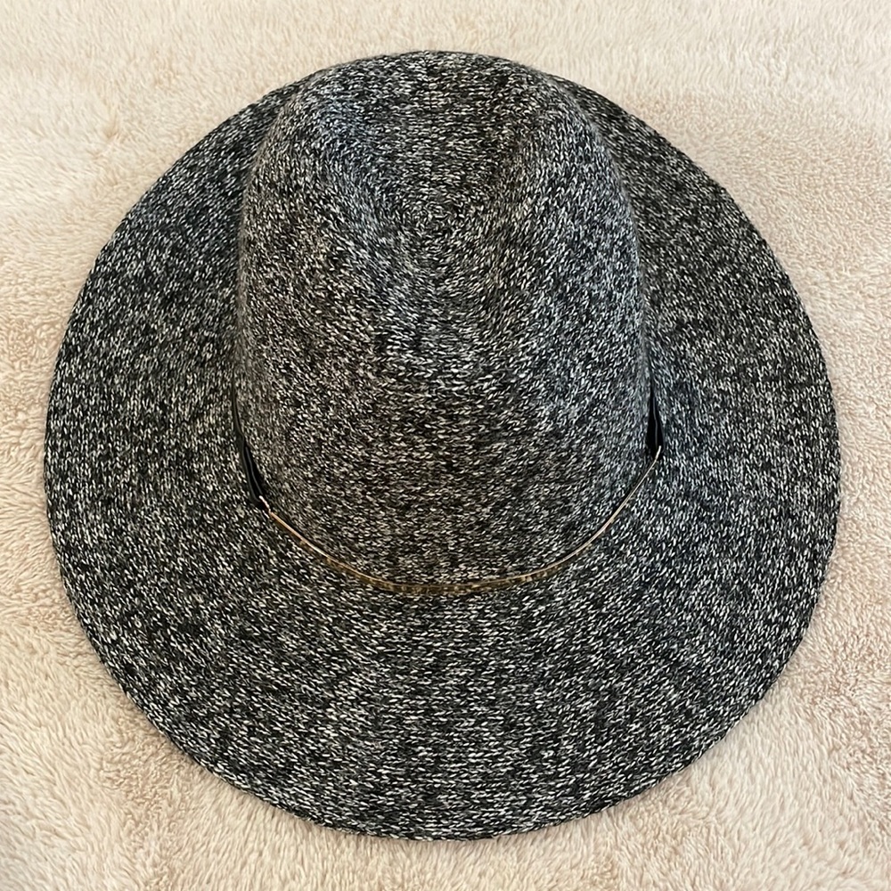 Mudpie black and white polyester hat with gold chain detail.